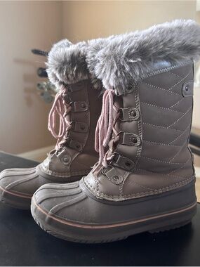 Girls size 3 Taupe Fur-Trim Winter Boots with Pink Laces